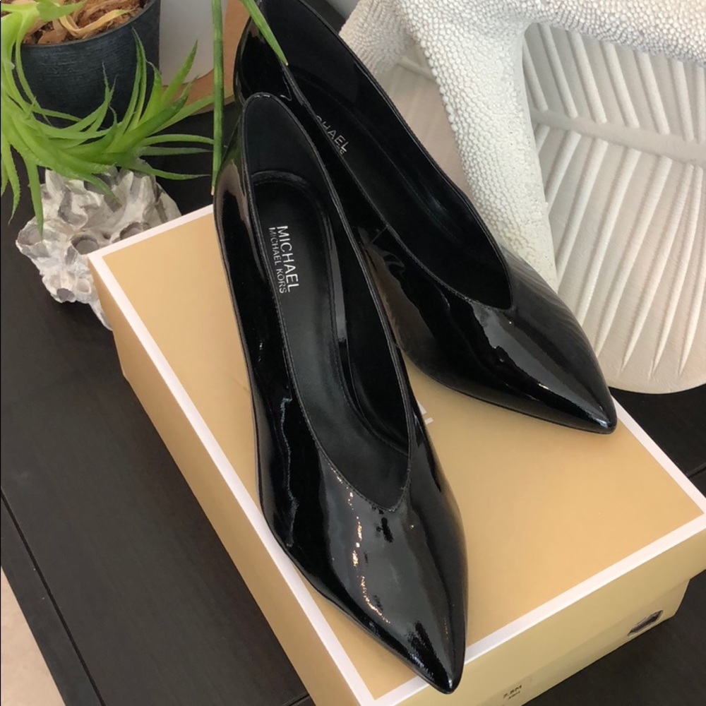 Michael Kors Lizzy Mid pump patent